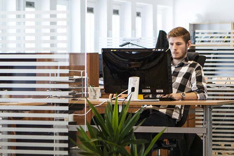 Haushaltshilfe spült in der Küche ab